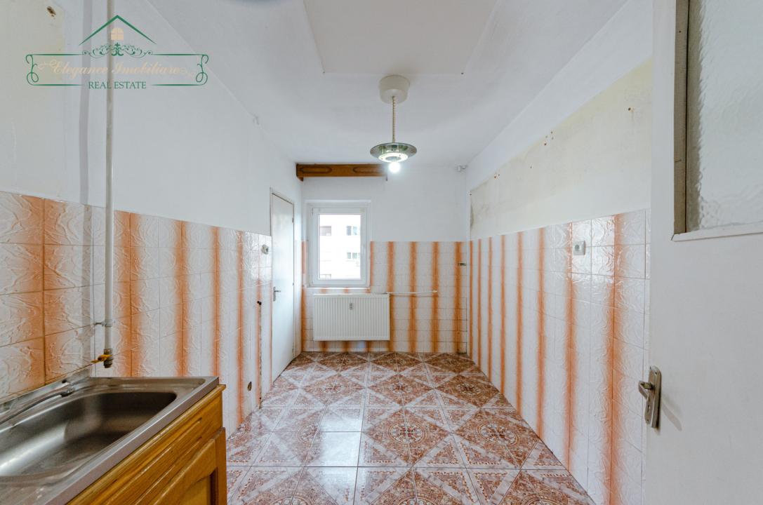 Apartament cu 3 camere, zona Alfa, Arad