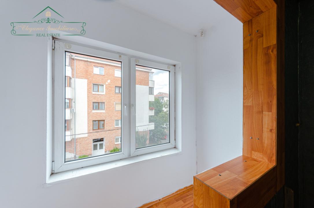 Apartament cu 3 camere, zona Alfa, Arad